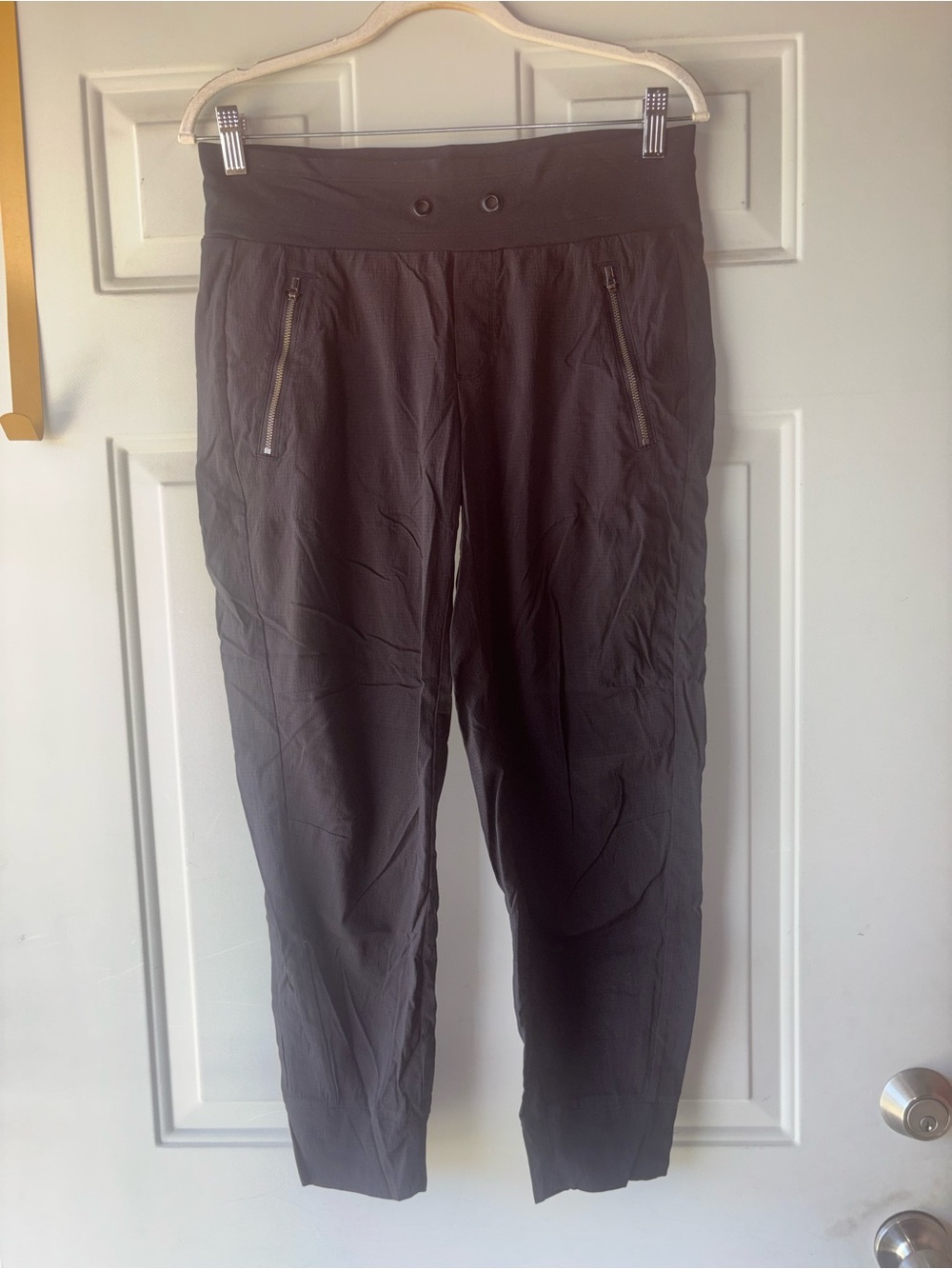 Athleta black nylon joggers size 6 Petite